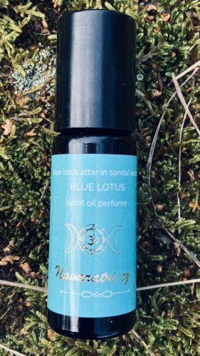 Blue Lotos in Sandalwood